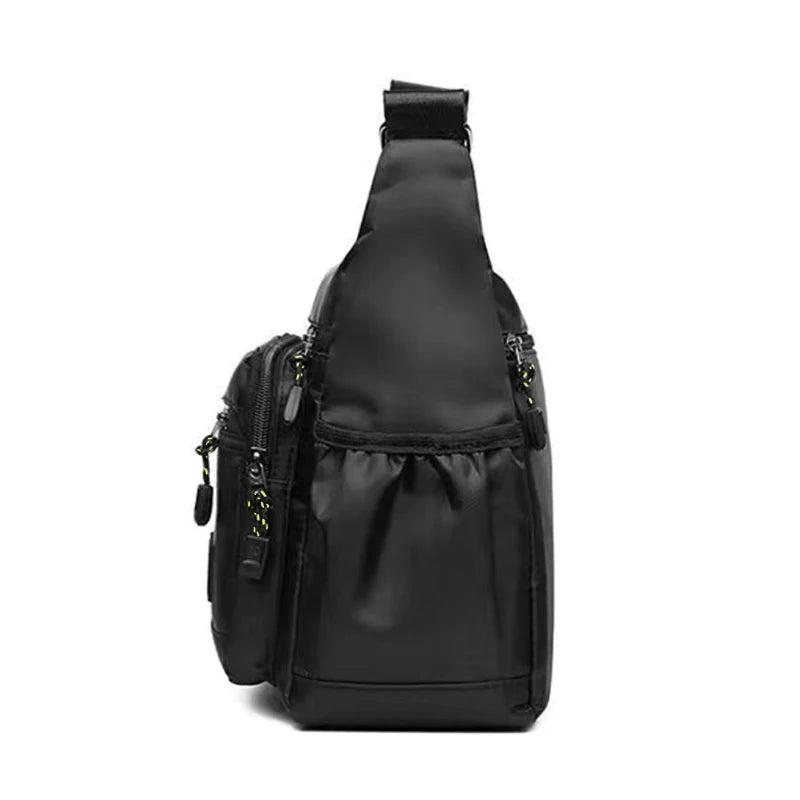 Schwarze Herren-Crossbody-Tasche mit organisiertem Stauraum, hinten gezeigt.