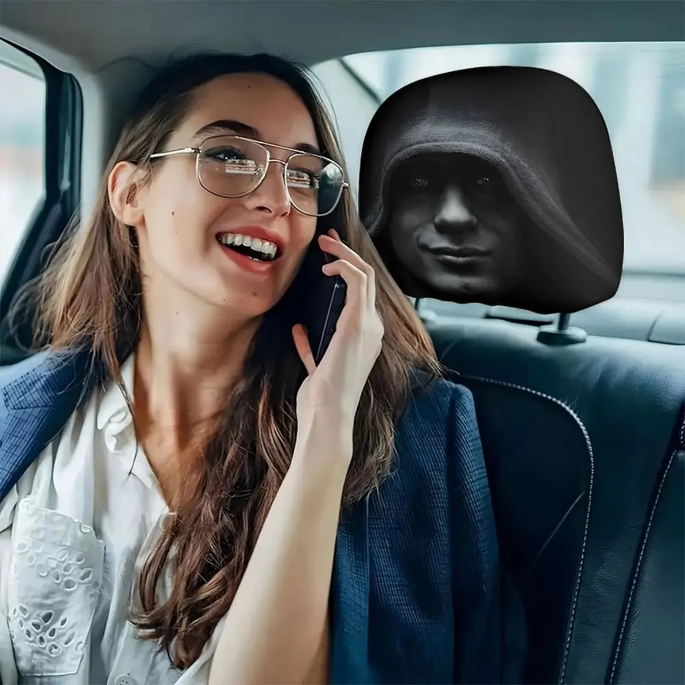 Eine Frau in einem Auto benutzt ein Handy und trägt ästhetische Kopfstützbezüge.