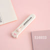 Weiβes Mini-Katzenzange-Messmesser mit rosa Herzdetails auf rosa Hintergrund neben einer Karte.