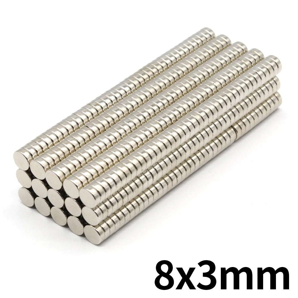 Eine Ansammlung kleiner, silberfarbener zylindrischer Permanentmagnete in einer linearen Anordnung.