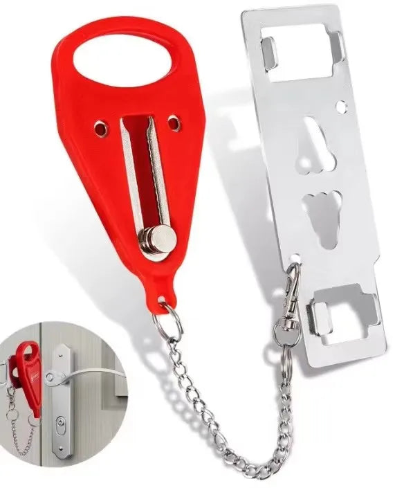 Verrou de porte à double trou en acier inoxydable rouge avec chaîne, montré à côté d'une porte.