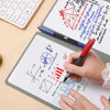Une main écrit sur un bloc-notes blanc à côté d'un cahier avec des formules mathématiques et des diagrammes.