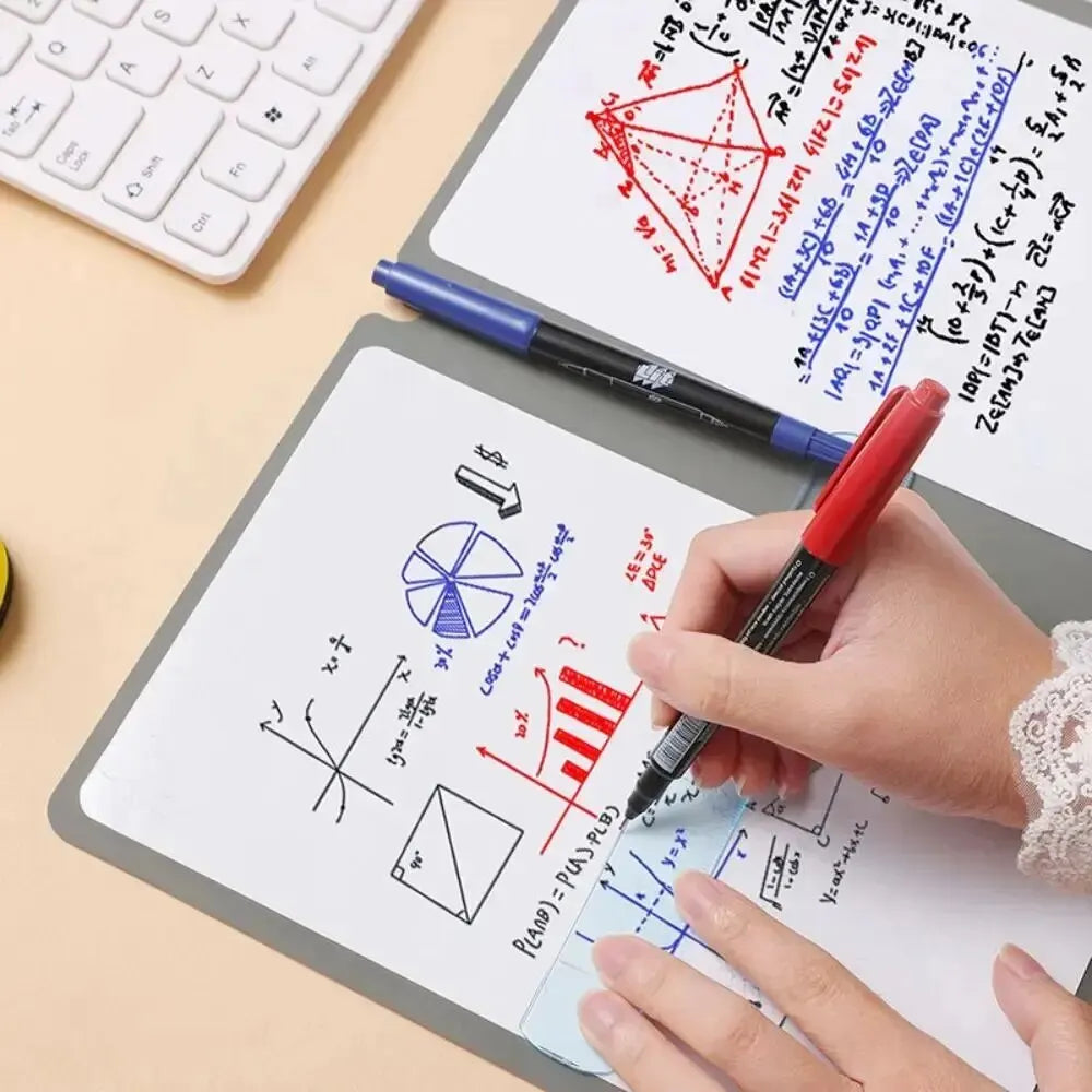Une main écrit sur un bloc-notes blanc à côté d'un cahier avec des formules mathématiques et des diagrammes.