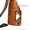 Braunes Kunstleder-Gürteltasche mit Rucksackverschluss und Lederriemen.