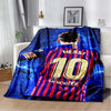 Blau-rotes Fußballtrikot-Decke mit der Nummer 10 von Lionel Messi, drapiert über einem weißen Sofa.