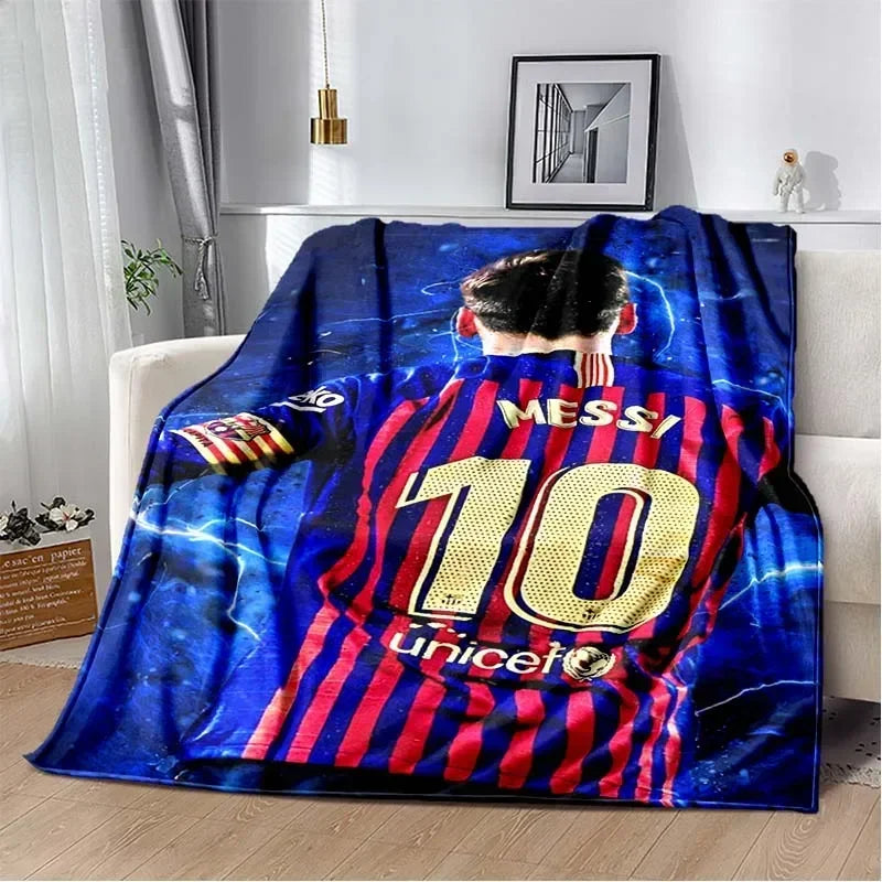 Blau-rotes Fußballtrikot-Decke mit der Nummer 10 von Lionel Messi, drapiert über einem weißen Sofa.