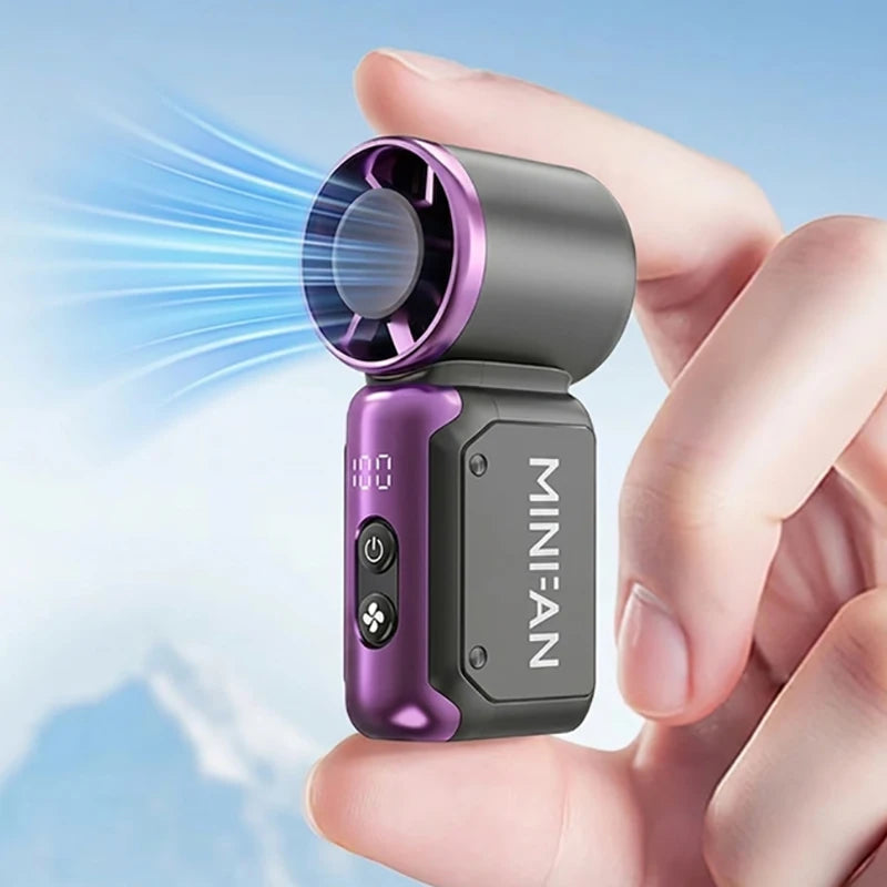 Une main tient un mini ventilateur violet et noir avec un faisceau de lumière bleu vif émanant de l'avant.
