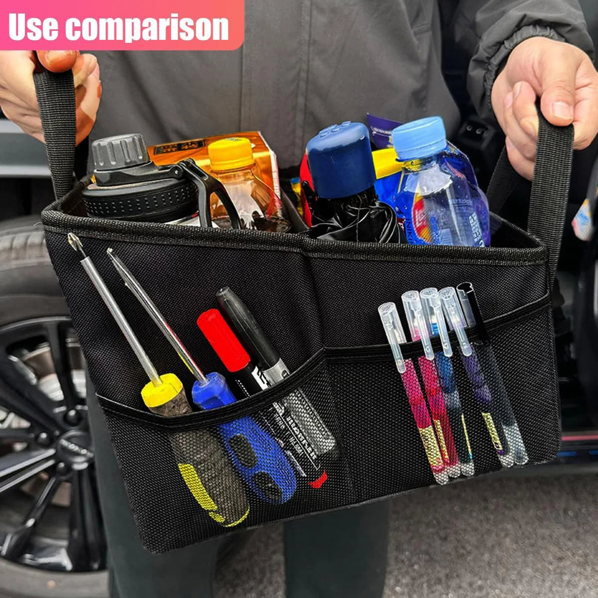 Une main tient un sac organisateur en tissu noir rempli de bouteilles et d'outils, utilisé pour organiser les sièges auto.