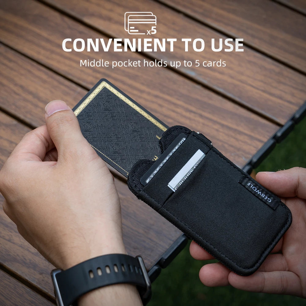 Une main tient un porte-cartes en nylon noir minimaliste, conçu pour contenir jusqu'à cinq cartes.