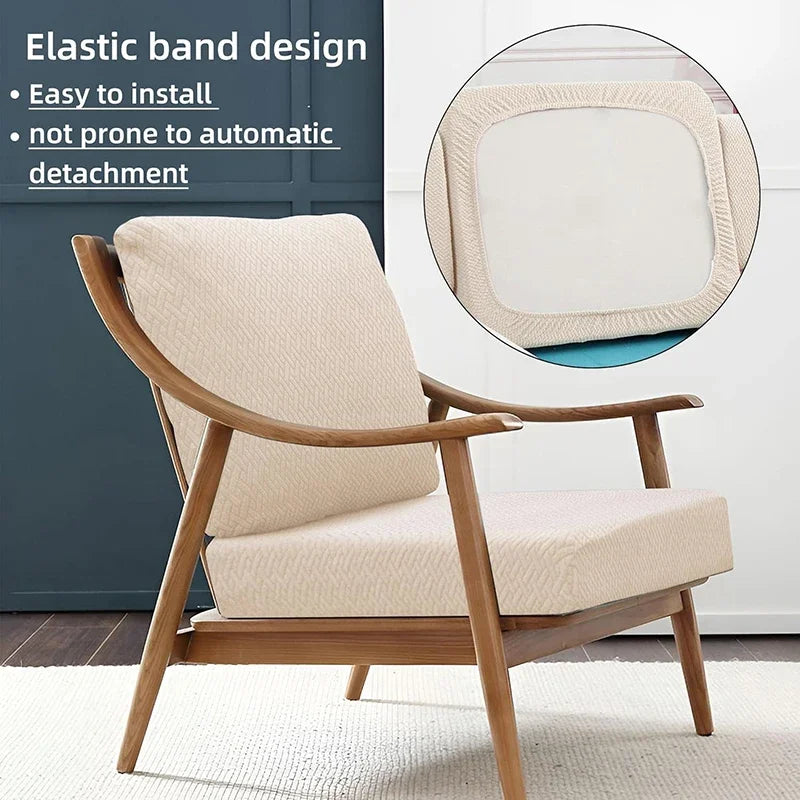 Beigefarbener elastischer Band-Slipcover für einen L-förmigen Stuhl mit Holzrahmen und Polster.
