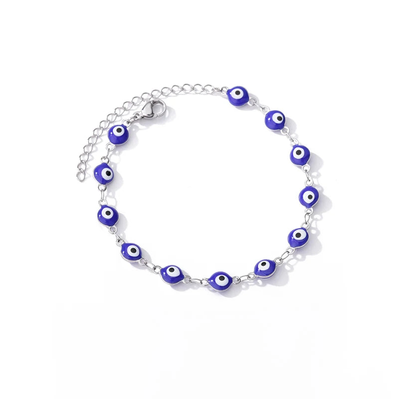Armband mit kleinen blauen Nazar-Amuletten auf silberfarbener Kette.