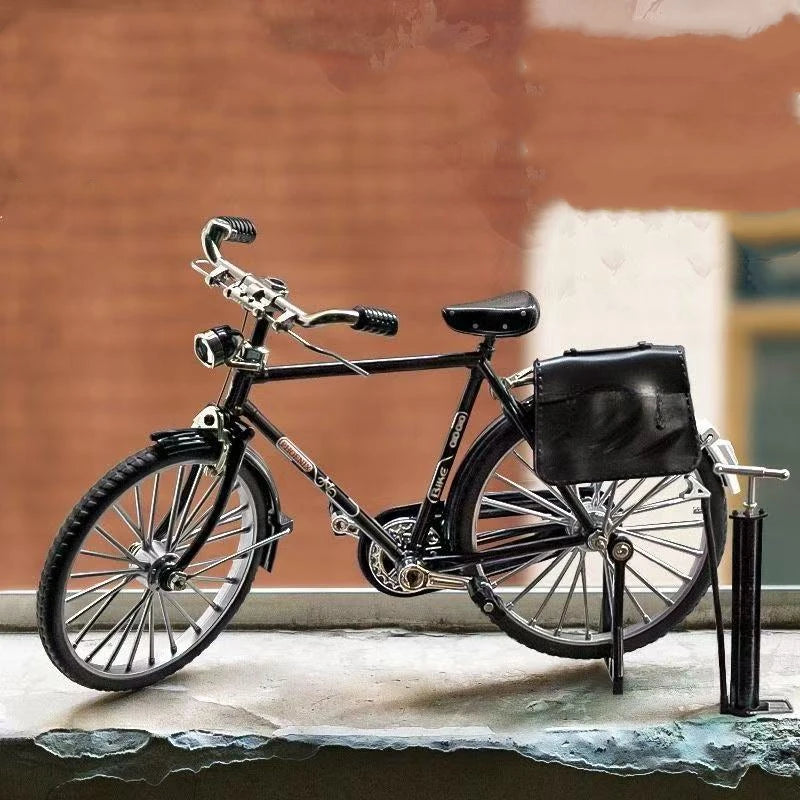 Schwarzes, retro-Stil-Fahrradmodell mit Speichenrädern und Leder Sattel auf einer Ablage.