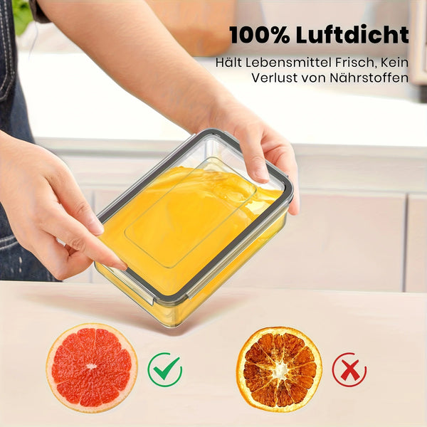 Una mano sostiene un recipiente hermético transparente lleno de jugo de naranja, mostrando su sello hermético.