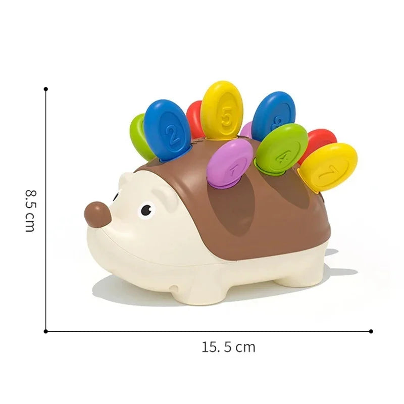Holziger Igel-Sensorspielzeug mit bunten nummerierten Knöpfen zur Feinmotorikentwicklung.