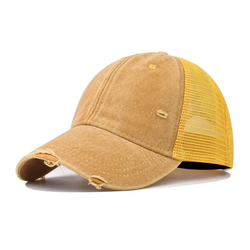 Tan Vintage-gewaschene Baumwollbaseballkappe mit gelbem Netzrücken und fransigen Kanten.