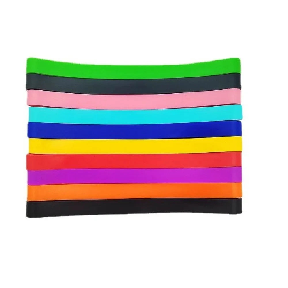 Un paquete de cuatro bandas de silicona para sujetar toallas de playa contra el viento en varios colores.
