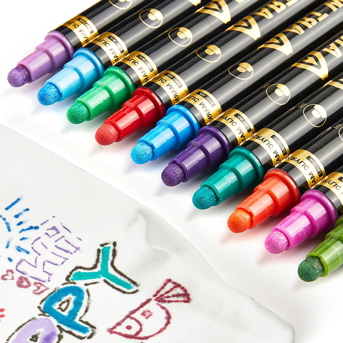 Un set de marcadores acrílicos de doble punta en varios colores brillantes alineados sobre una superficie blanca.