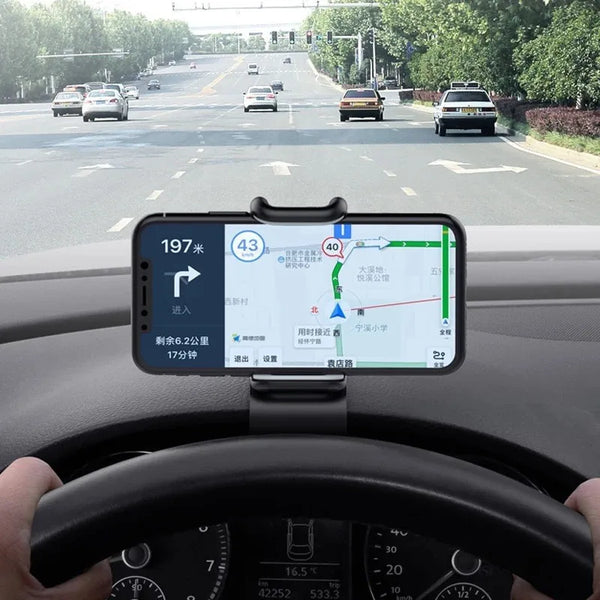 Un téléphone fixé sur le tableau de bord d'une voiture affichant une carte et des informations de navigation.