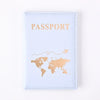 Hellblaue Reisepasshülle mit goldfarbener Folierung der Weltkarte und dem Wort PASSPORT.