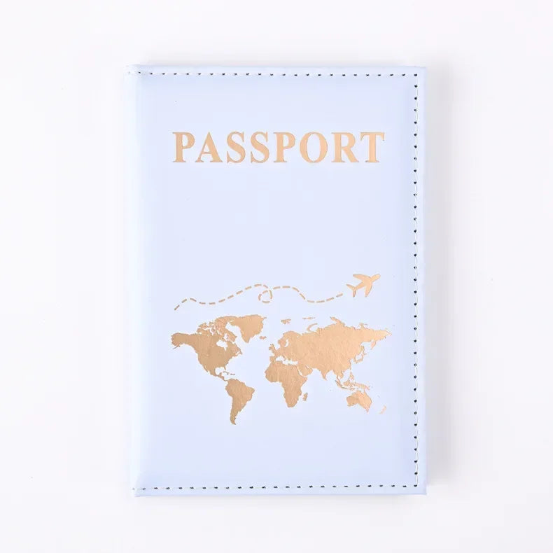 Hellblaue Reisepasshülle mit goldfarbener Folierung der Weltkarte und dem Wort PASSPORT.
