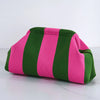 Pochette en crochet à rayures verticales rose et vert.