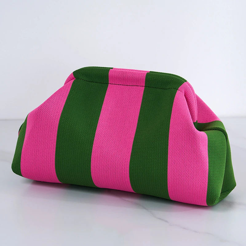 Pochette en crochet à rayures verticales rose et vert.