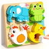 Blocs de construction Montessori en bois avec des animaux comme un éléphant, une grenouille et un poussin sur un fond de bois