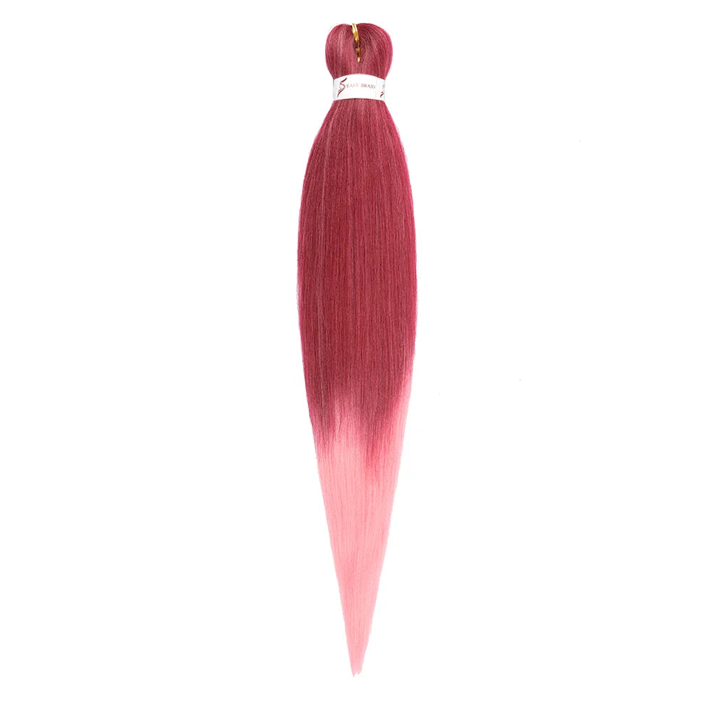 Ein einzelnes, langes, vorgespanntes Ombré-Flechthaar-Verlängerung in einem rötlich-rosa Ton.