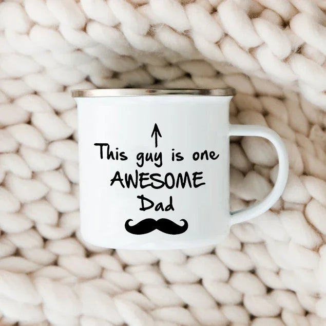 Tasse à café émaillée blanche avec du texte noir indiquant : 'Ce type est un super papa et un mustache.'