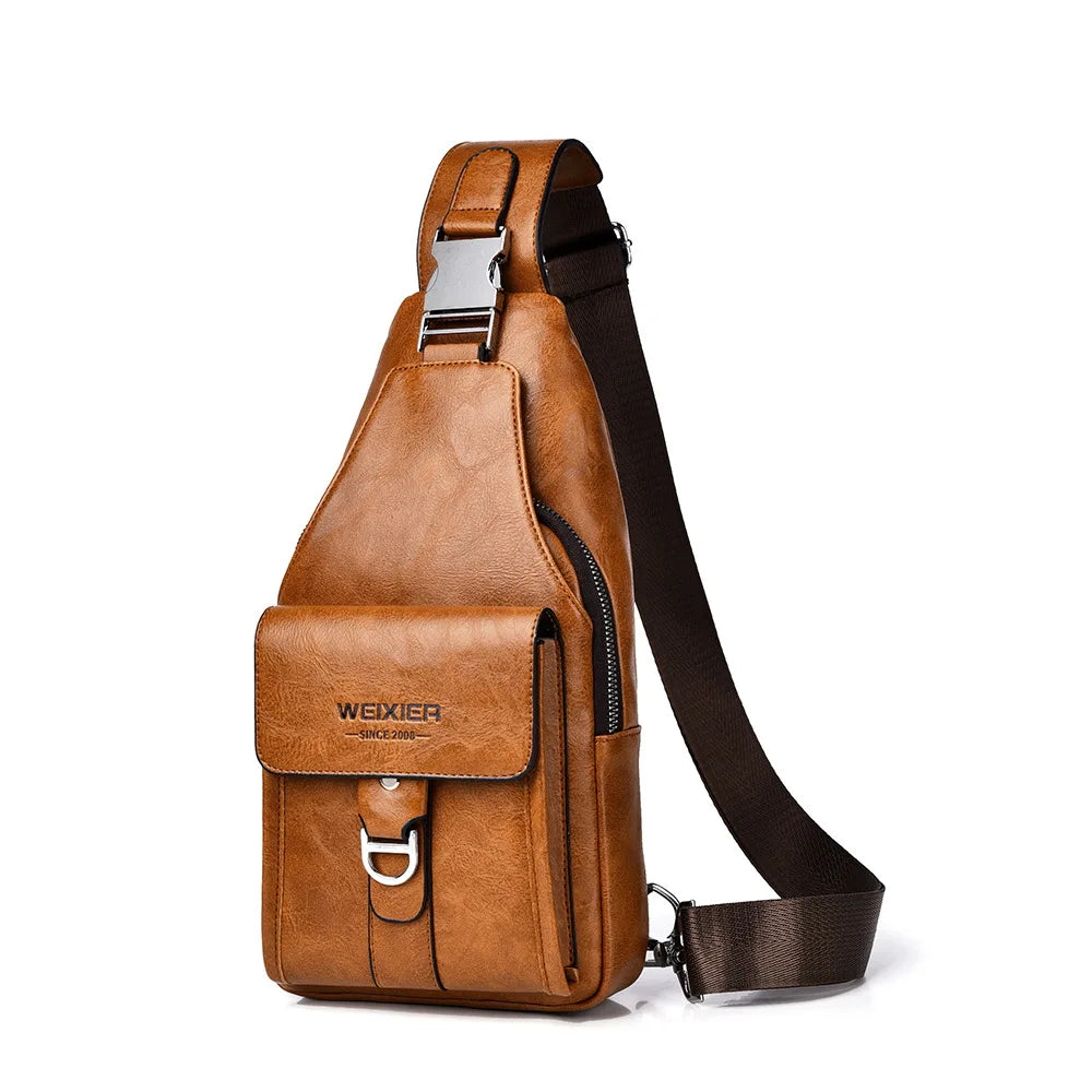 Braunes Kunstleder-Gürteltasche mit silberner Schnalle und schwarzem Riemen.