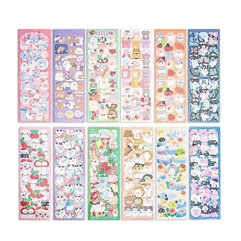 Eine Sammlung von 12 Panels mit verschiedenen kawaii Cartoon-Tieraufklebern in Pastellfarben und Designs.