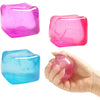 Drei durchsichtige Gel-Eiswürfel in rosa, lila und blau, einer wird in einer Hand gehalten.