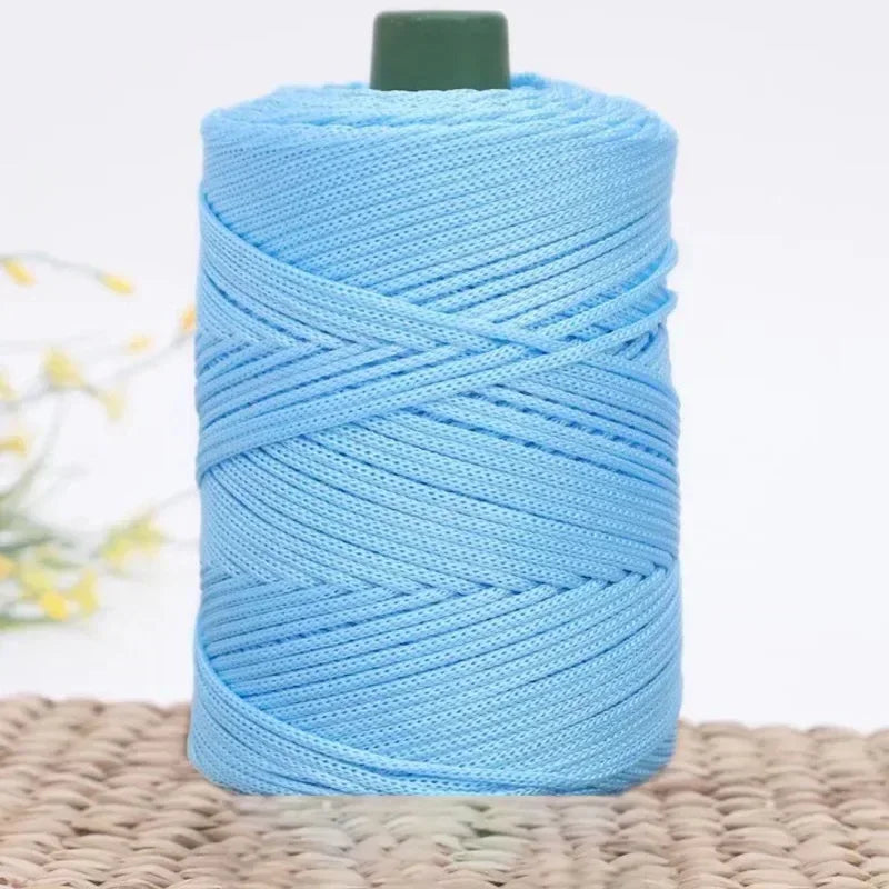 Spule 3mm hellblauer Eiskord crochet-Faden für DIY-Basteln mit dunkelgrüner Kappe.