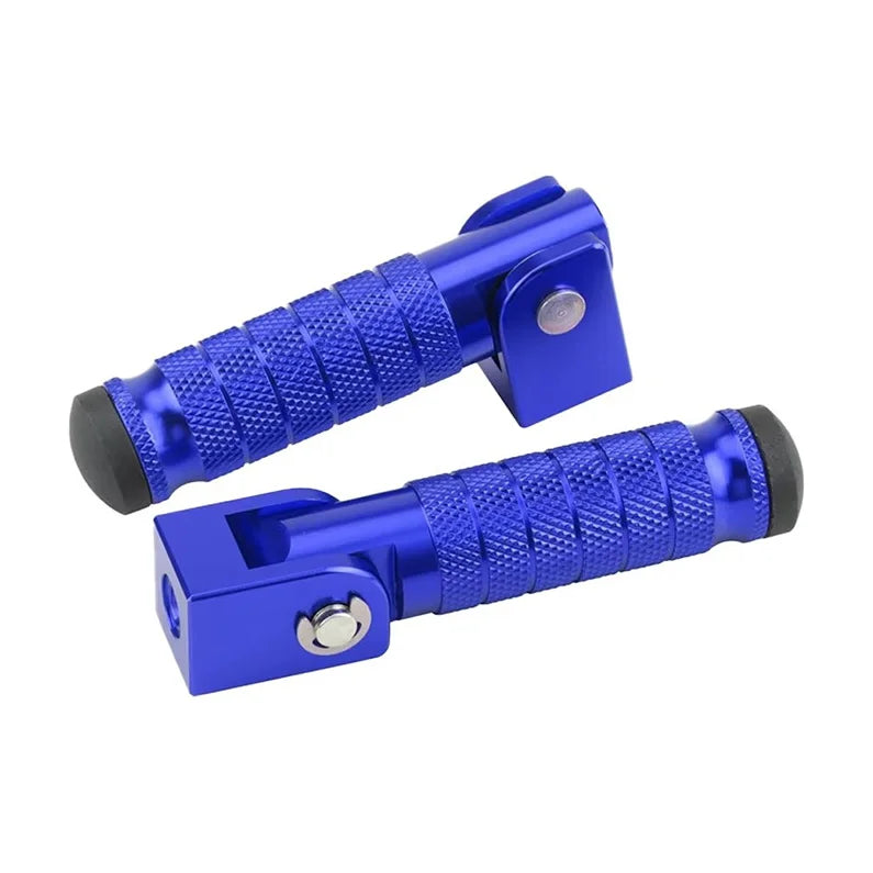 Nahaufnahme eines blauen Motorrad- und Fahrradfußpedals mit strukturiertem Griff.