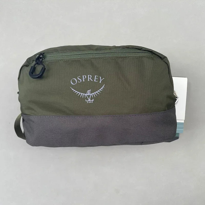 Sac de toilette pliable et imperméable vert olive avec une bande grise.