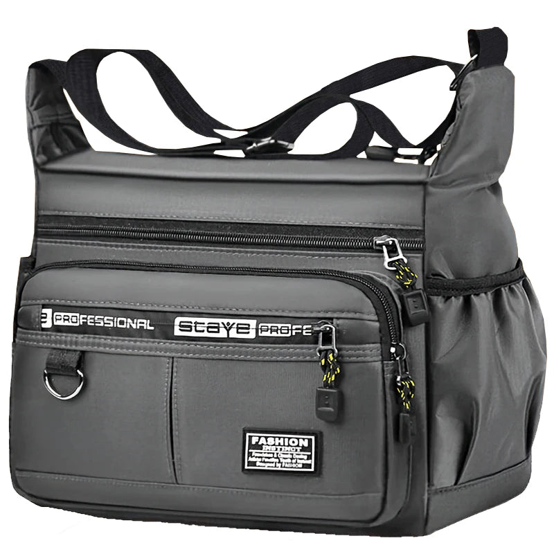 Graue Herren-Crossbody-Tasche mit mehreren Reißverschlusfächern und verstellbaren Riemen.