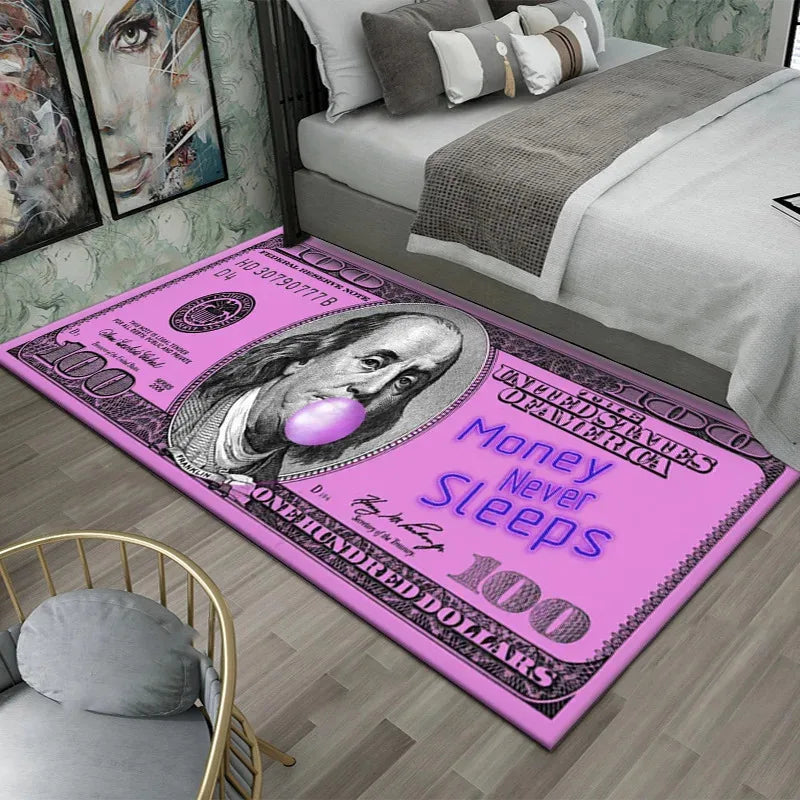 Una alfombra antideslizante decorativa rosa con estampado de billetes sobre un suelo de madera junto a una cama.