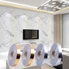 Rouleaux de ruban de joint décoratif auto-adhésif en argent et or, présentés sur un fond d'intérieur moderne.