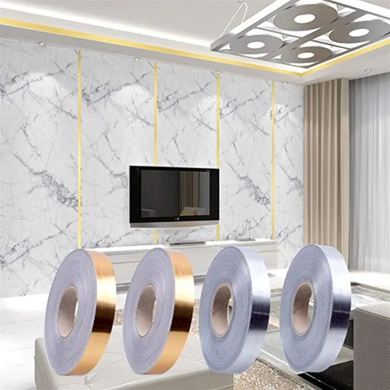 Rouleaux de ruban de joint décoratif auto-adhésif en argent et or, présentés sur un fond d'intérieur moderne.
