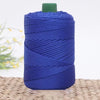 Spule dunkelblaue 3mm Eiskord-Häkelnadel für DIY-Bastelarbeiten auf einem geflochtenen Unterlage.