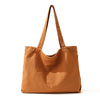 Sac cabas en toile marron avec de longues anses sur fond blanc