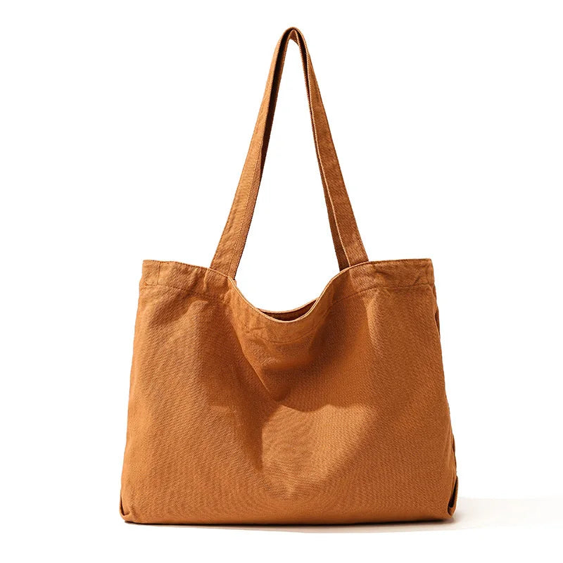Sac cabas en toile marron avec de longues anses sur fond blanc