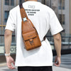 Ein Mann trägt ein weißes T-Shirt mit einer braunen Leder-Crossbody-Tasche, die an seinem Shirt befestigt ist.