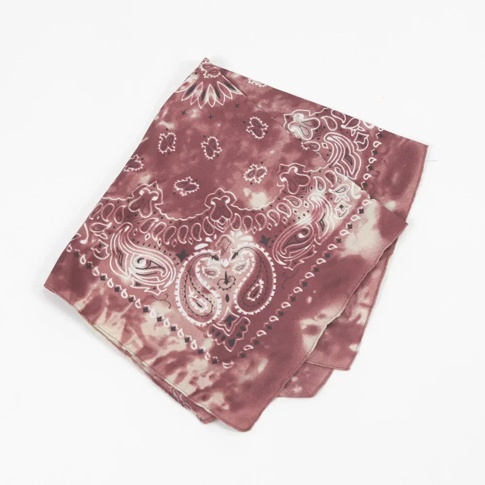 Gefaltener Bandana mit Paisley-Muster in Nuancen von pudrigem Rosa und Weiß.
