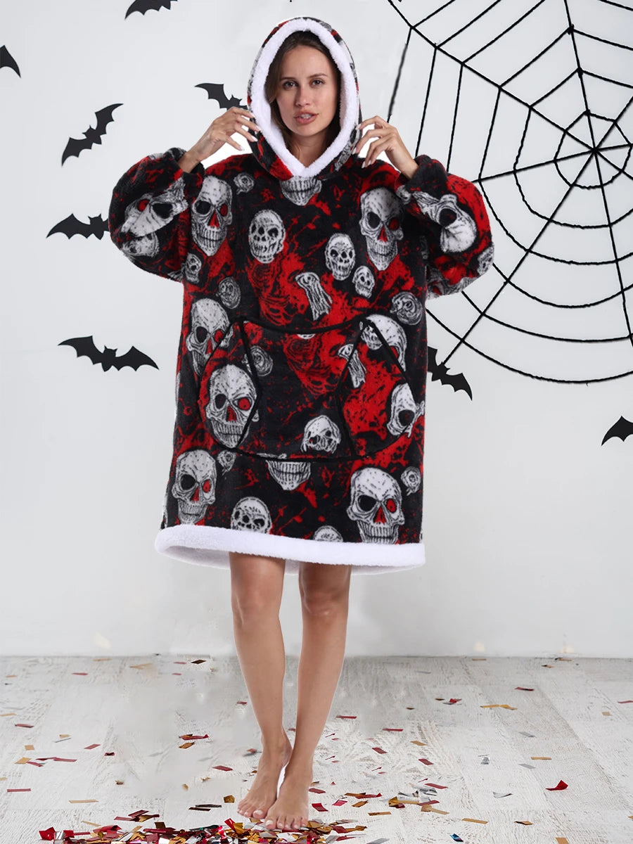 Eine Frau trägt einen schwarz-roten Schädelmuster-Patchwork-Oversized-Fleece-Hoodie mit weißer Kapuze vor einem Spiel...