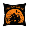Almohada negra con silueta desgastada naranja de castillo espeluznante y murciélagos con el texto 'Trick or Treat'.