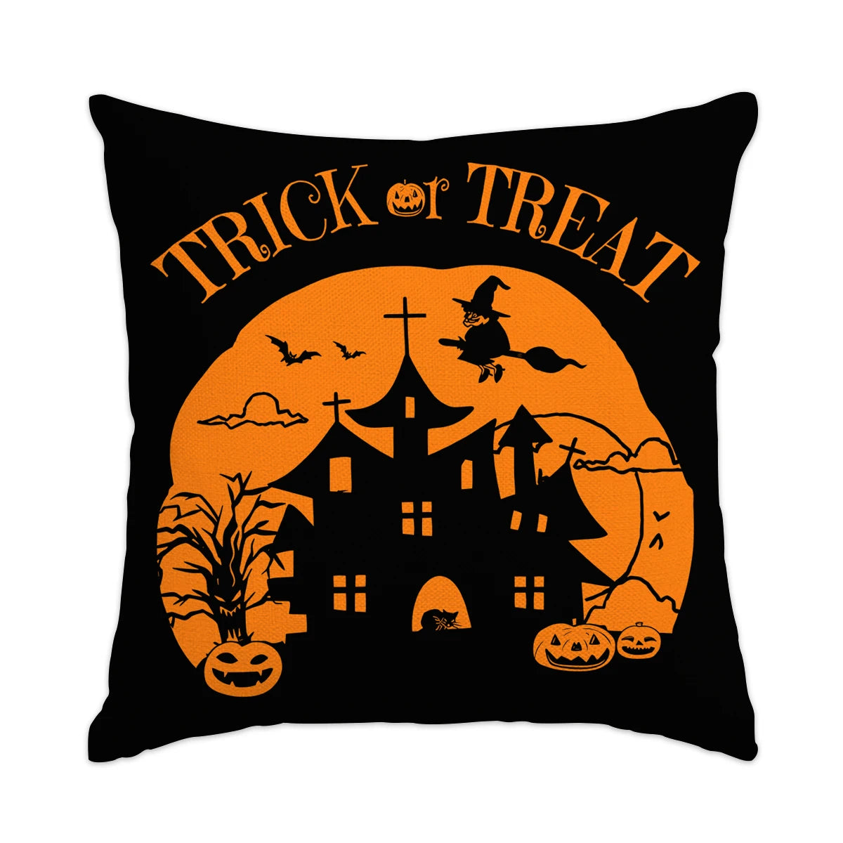 Almohada negra con silueta desgastada naranja de castillo espeluznante y murciélagos con el texto 'Trick or Treat'.