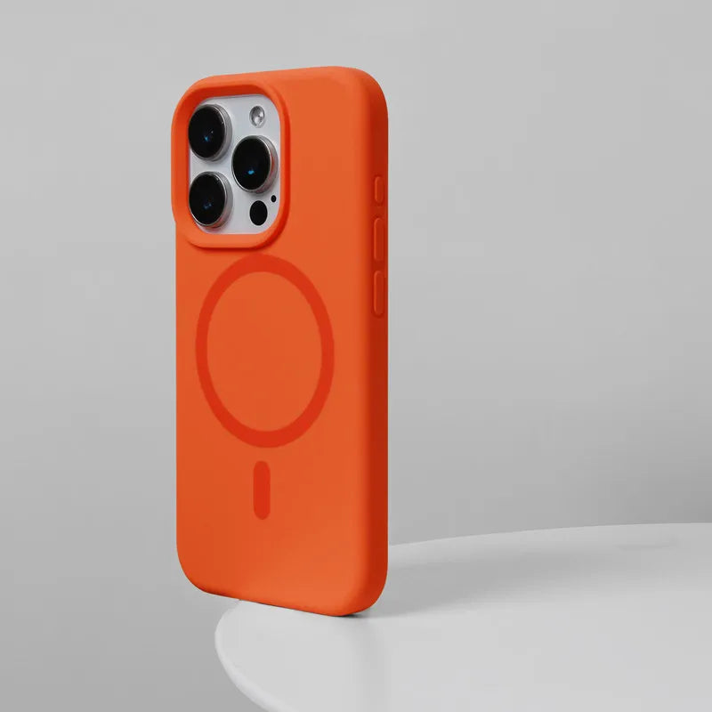 Coque de téléphone en silicone orange avec une découpe circulaire à l'arrière, sur fond gris clair.