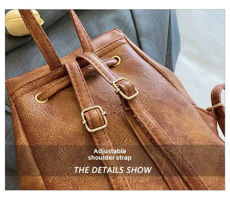 Gros plan d'un mini sac à dos avec cordon en cuir marron réglable, montrant les détails de la sangle.