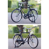 Schwarzes Retro-DIY-Fahrradmodell mit silbernen Akzenten, von der Seite gezeigt.